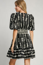 Load image into Gallery viewer, Elegant Black Ribbon Print Dress Stylish Contrast Half Sleeve Dress for Women
