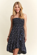 将图片加载到图库查看器，Smocked Floral Tube Dress with Pockets For Summer – FeminineFluttering Floral Tube Dress with Smocked Bodice and Convenient Pockets for a Stylish, Practical Look
