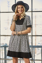 将图片加载到图库查看器，Celeste Plus Size Ditsy Floral Short Sleeve Dress with Pockets For Women – Charming, Comfortable, and Practical Dress for Casual Outings
