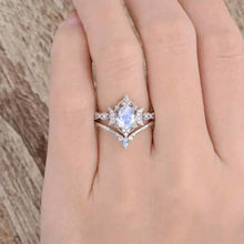 Load image into Gallery viewer, Elegant Moon Crown Ring
