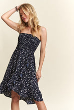 将图片加载到图库查看器，Smocked Floral Tube Dress with Pockets For Summer – FeminineFluttering Floral Tube Dress with Smocked Bodice and Convenient Pockets for a Stylish, Practical Look
