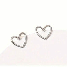 将图片加载到图库查看器，Glossy Hollow Heart Design Stud Earrings
