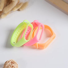 将图片加载到图库查看器，Luminous Glowing Silicone Wrist Strap For Smart Watch Bands Replacement Bracelet Soft Silicone Watch Strap Glow-in-Night Safety And Children Anti-Scratch Protective Watch Bands
