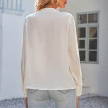 将图片加载到图库查看器，Notched Neck Pleated Decoration Blouse
