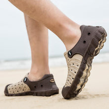将图片加载到图库查看器，Outdoor Men Sandals Summer Hole Shoes Rubber Clogs Men Garden Shoes Black Beach Sandals Slippers Breathable Lightweight Sandals Unisex Beach Quick Drying Sandals Couple Outdoor Slippers
