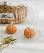 Load image into Gallery viewer, Pumpkin Candle Creative Handmade Aromatherapy Candle Pumpkin Candle Fall Candle Gift Set For Women Aromatherapy Candle Gift For Halloween Decorations Candle Photo Home Restaurant Hotel Decoration
