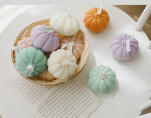 Load image into Gallery viewer, Pumpkin Candle Creative Handmade Aromatherapy Candle Pumpkin Candle Fall Candle Gift Set For Women Aromatherapy Candle Gift For Halloween Decorations Candle Photo Home Restaurant Hotel Decoration
