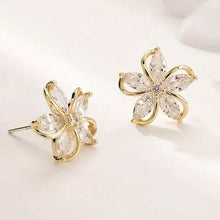 将图片加载到图库查看器，Stylish Zirconia Petal Flower Stud Earrings
