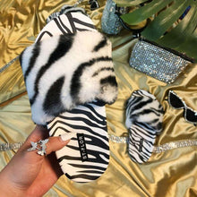 将图片加载到图库查看器，Summer Black White Leopard Print Fur Slippers For Women's Outer Wear Flat Bottom Slippers Women's Plush Faux Fur Fuzzy Slide On Open Toe Slipper With Memory Foam
