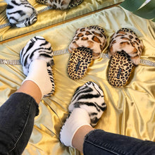 将图片加载到图库查看器，Summer Black White Leopard Print Fur Slippers For Women's Outer Wear Flat Bottom Slippers Women's Plush Faux Fur Fuzzy Slide On Open Toe Slipper With Memory Foam
