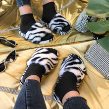 将图片加载到图库查看器，Summer Black White Leopard Print Fur Slippers For Women's Outer Wear Flat Bottom Slippers Women's Plush Faux Fur Fuzzy Slide On Open Toe Slipper With Memory Foam
