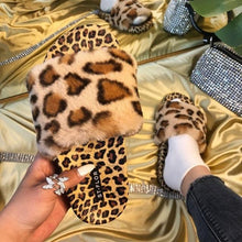 将图片加载到图库查看器，Summer Black White Leopard Print Fur Slippers For Women's Outer Wear Flat Bottom Slippers Women's Plush Faux Fur Fuzzy Slide On Open Toe Slipper With Memory Foam
