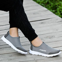 将图片加载到图库查看器，Summer Breathable Comfortable Mesh Running Mens Shoes Trainers Walking Outdoor Sport Men Sneakers Running Shoes Ultra Lightweight Breathable Walking Shoes Non Slip Athletic Fashion Sneakers

