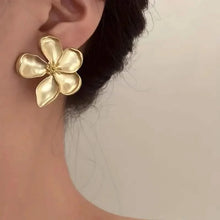 Load image into Gallery viewer, Vintage French-style Golden Flower Earrings
