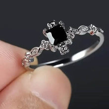 将图片加载到图库查看器，Vintage-Inspired Black Square Cubic Zirconia Ring
