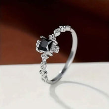 将图片加载到图库查看器，Vintage-Inspired Black Square Cubic Zirconia Ring
