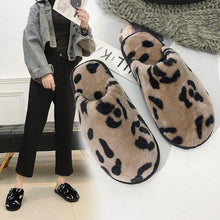 将图片加载到图库查看器，Winter Cotton Slippers Women Leopard Shoes Fashion Fur Slides For Home Comfort Warm Womens Slippers Non-slip Fuzzy House Memory Foam Slippers Furry Fur Lined Bedroom Slippers
