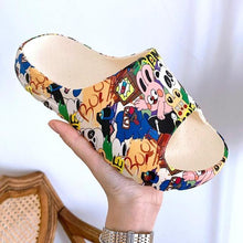 将图片加载到图库查看器，Women Men Summer Slippers Beach Slides Sandals Cartoon Flip Flops Thick Soled Boys Girls Couples Bathroom Shoes Non-Slip Quick Drying Soft Massage Slides Comfortable Lightweight Open Toe Pool Spa Sandals

